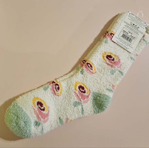 NWT World's Softest Cozy Collection Floral Fuzzy Socks - Picture 1 of 3
